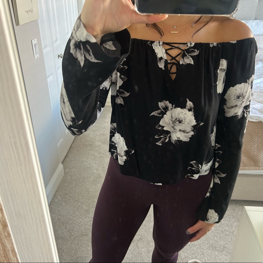 Kendall & Kylie off the shoulder top. Black with white flower design